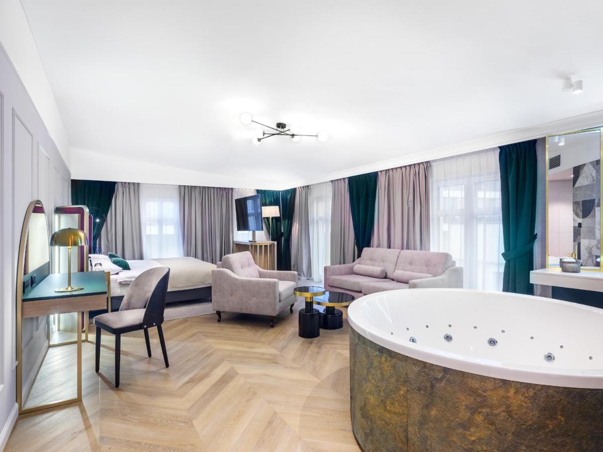 كراكوفيا Golden Queen Deluxe Jacuzzi Apartments - Old Town المظهر الخارجي الصورة
