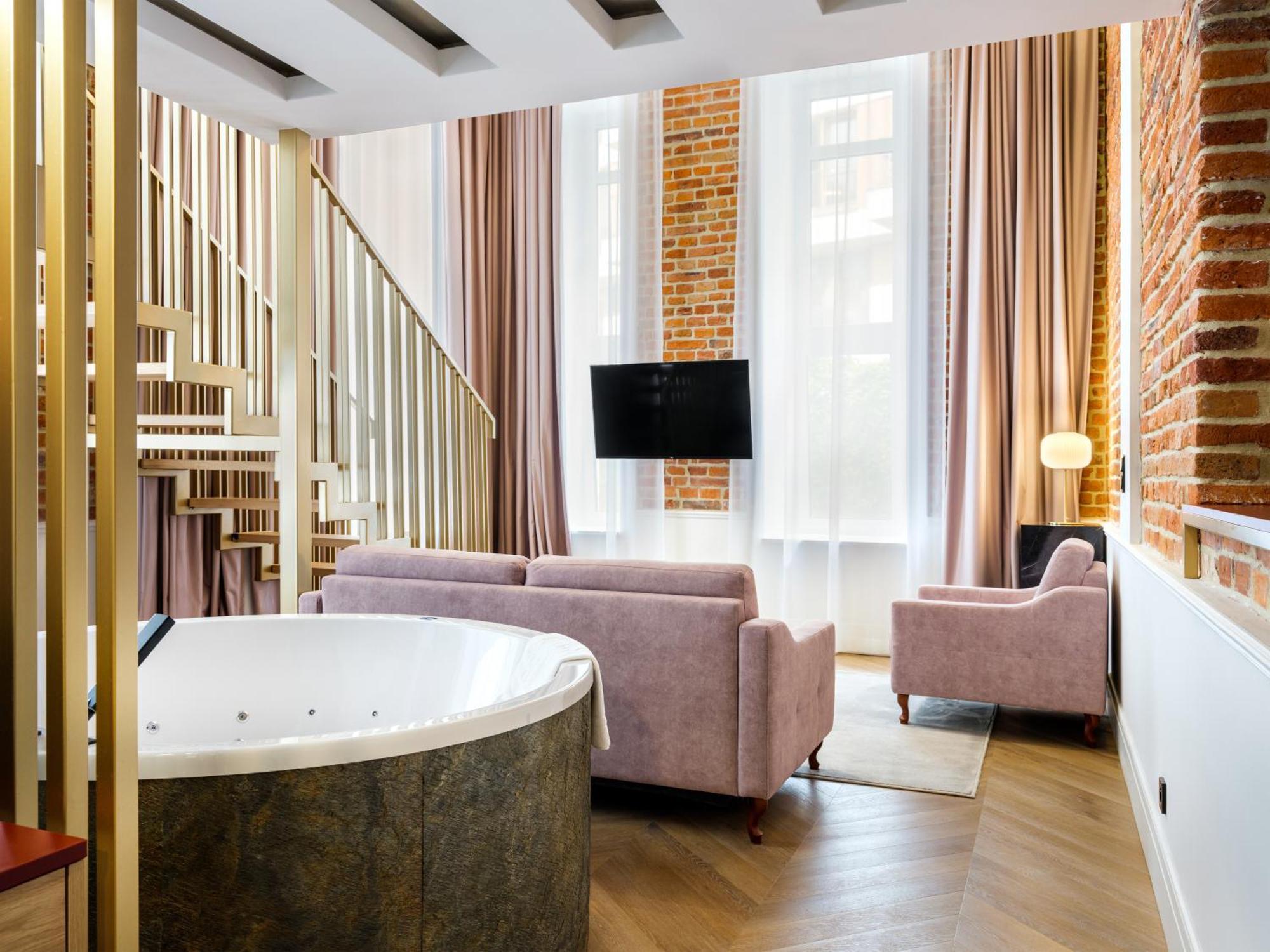 كراكوفيا Golden Queen Deluxe Jacuzzi Apartments - Old Town المظهر الخارجي الصورة
